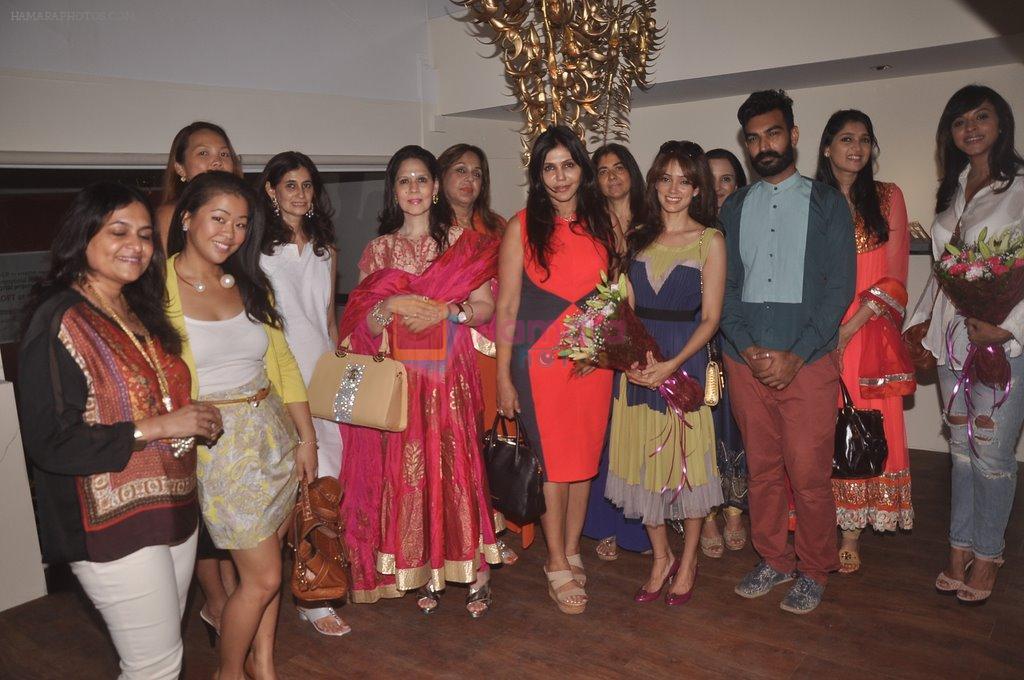 Vidya Malvade, Manasi Scott, Nisha Jamwal at Valay Gada's debut art Preview hosted by Nisha Jamwal in Mumbai on 9th Oct 2014