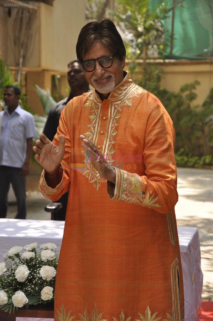 Amitabh Bachchan celebrates bday with media in Mumbai on 10th Oct 2014