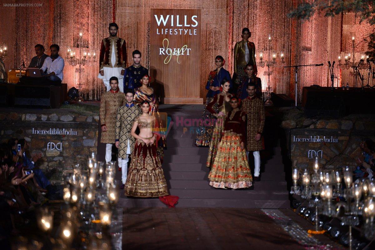 Model walks for Rohit Bal at grand finale of Wills at Qutub Minar, Delhi on 12th Oct 2014
