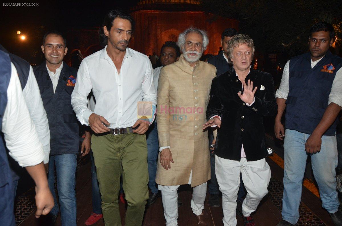 Arjun Rampal on day 5 of wills Fashion Week for rohit bal show on 12th Oct 2014