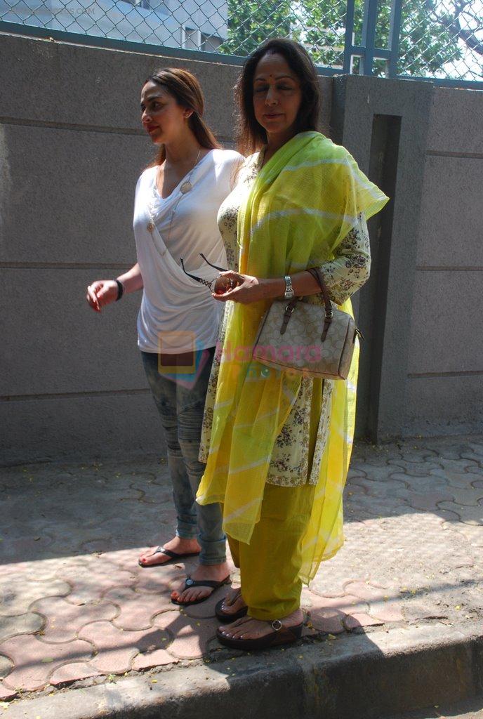 Hema Malini, Esha Deol vote in Mumbai on 15th Oct 2014
