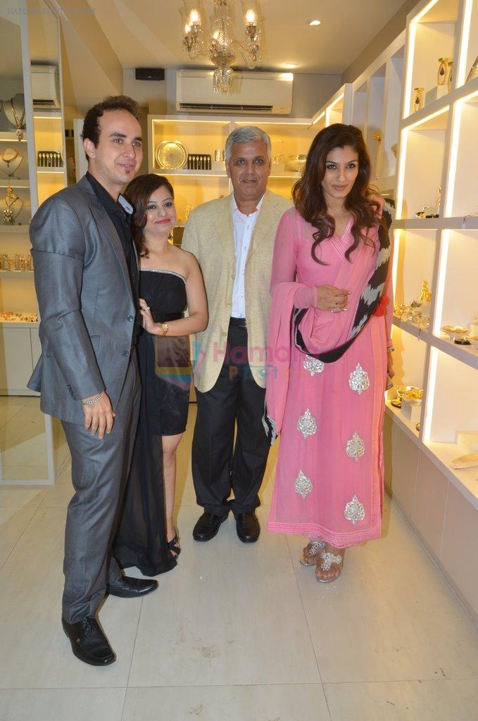 Raveena Tandon at Minerali store launch in Bandra, Mumbai on 16th Oct 2014