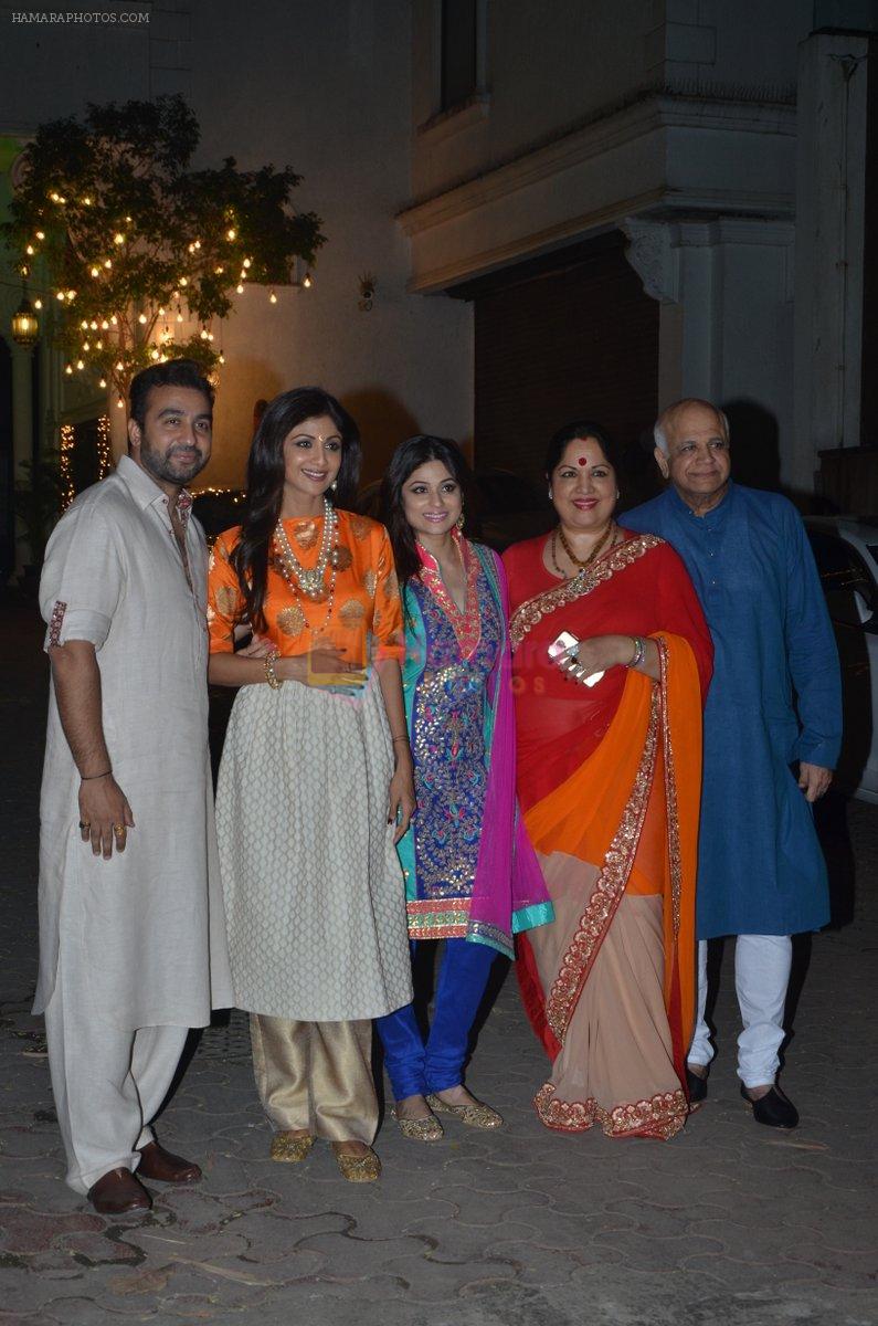 Shilpa Shetty, Raj Kundra, Shamita Shetty, Sunanda Shetty at Shilpa Shetty's Diwali Bash in Mumbai on 19th Oct 2014