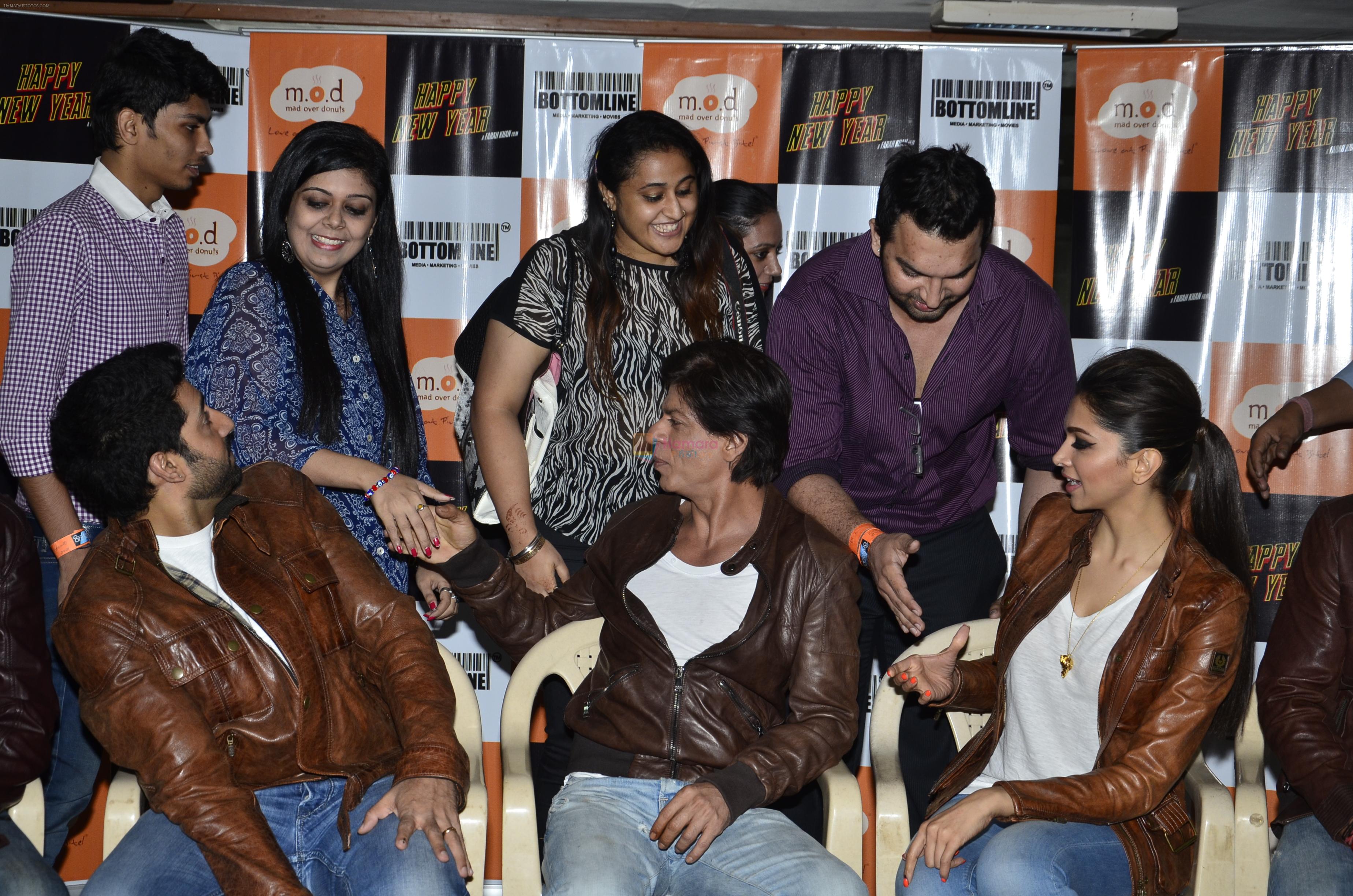 Shahrukh Khan, Deepika Padukone, Abhishek Bachchan at Mad Over Donuts - Happy New Year contest winners meet in Mumbai on 19th Oct 2014