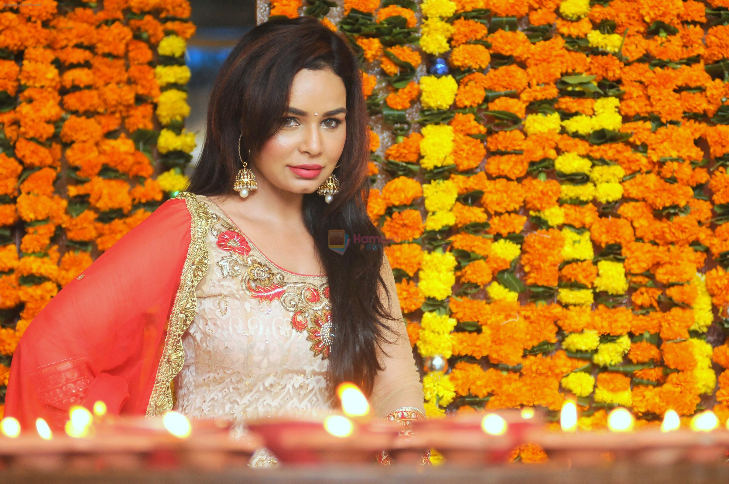 Kavitta Verma caught in candid celebrating Indian festival DIWALI on 21st Oct 2014