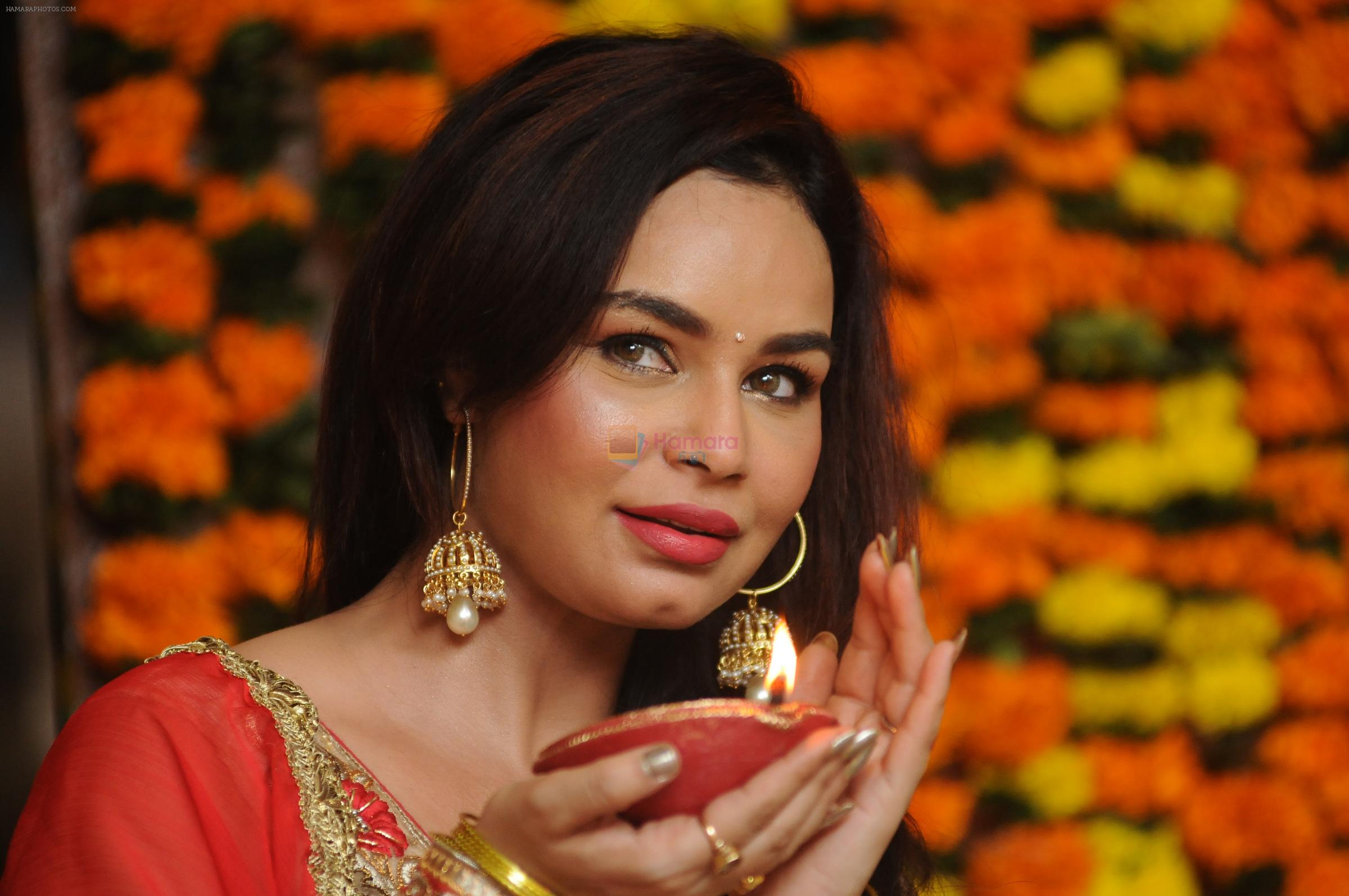Kavitta Verma caught in candid celebrating Indian festival DIWALI on 21st Oct 2014
