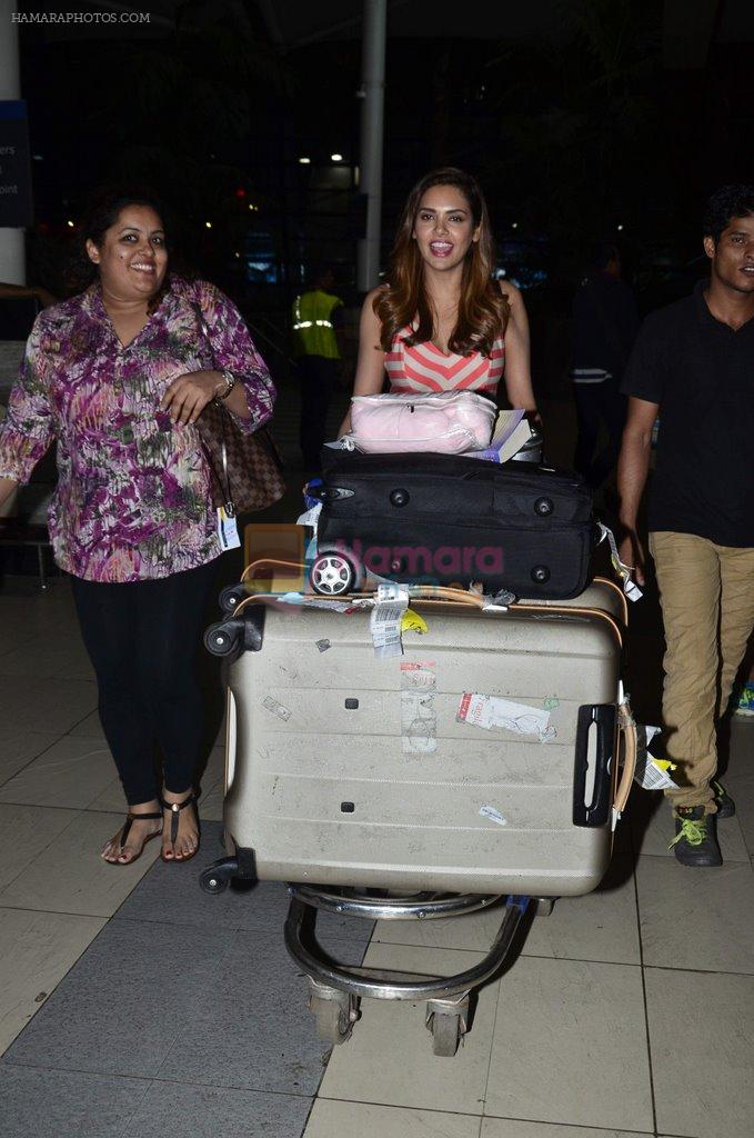 Esha Gupta snapped at airport in Mumbai on 27th Oct 2014