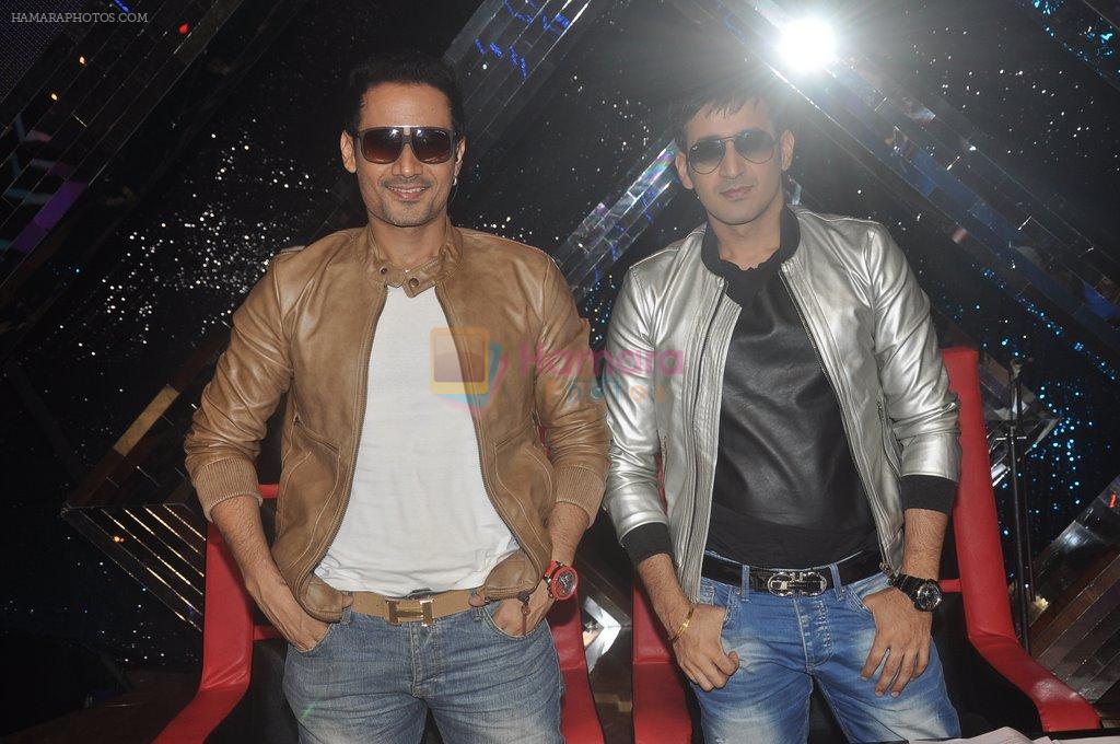 Manmeet Gulzar, Harmeet Gulzar on the sets of India's Raw Star on Star Plus in Filmcity, Mumbai on 27th Oct 2014