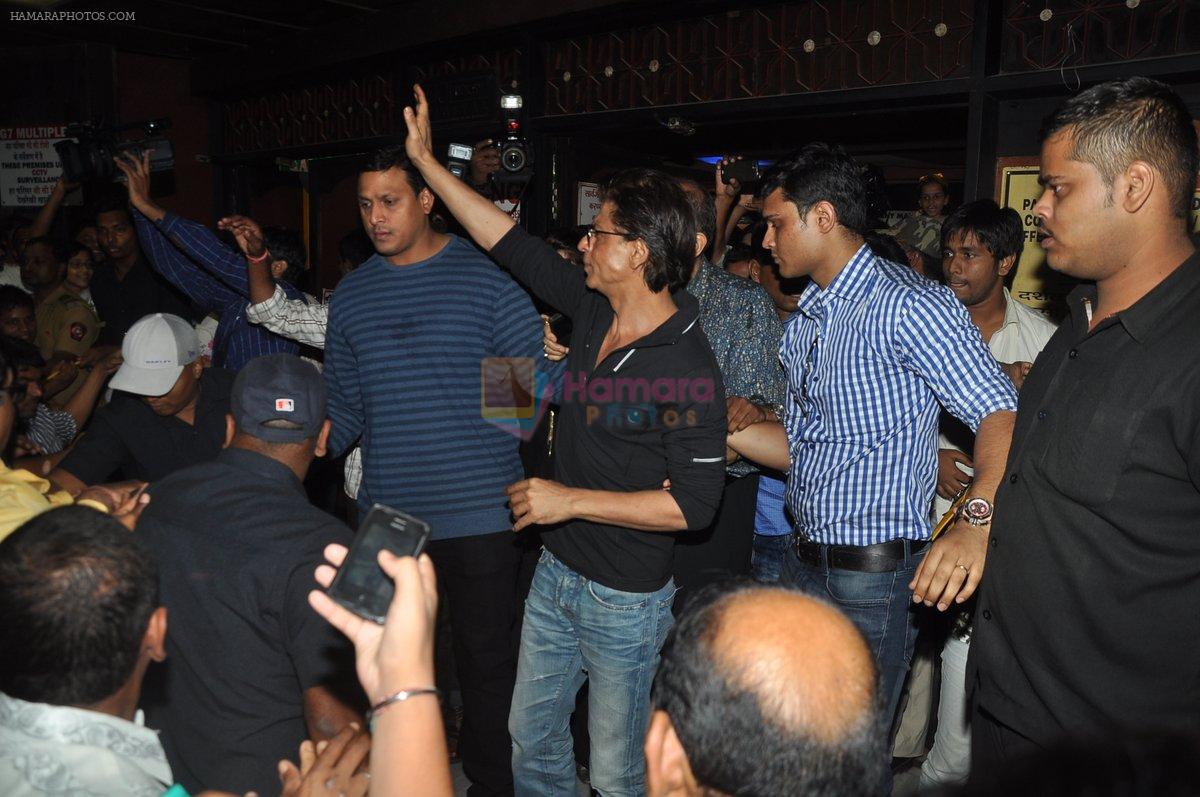 Shahrukh Khan with Team of Happy New Year visits Gaiety Cinema in Mumbai on 28th Oct 2014