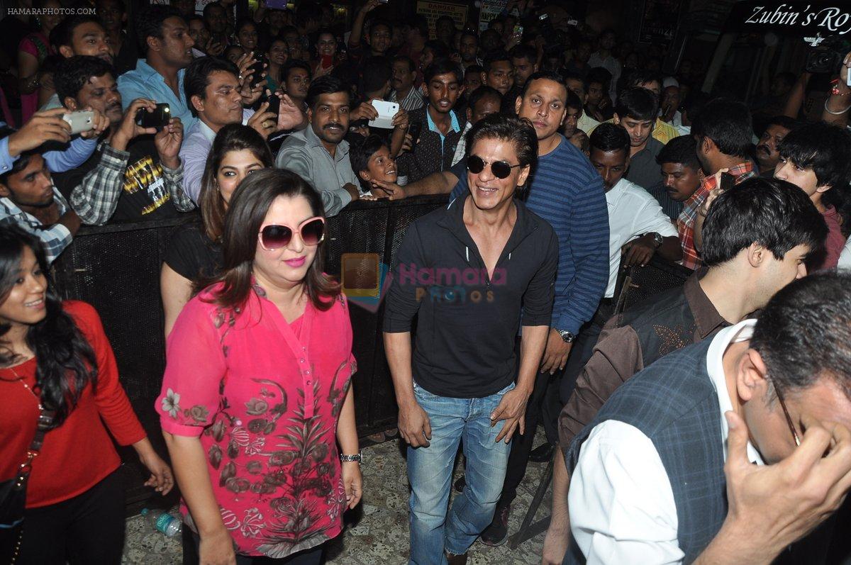 Shah Rukh Khan, Farah Khan with Team of Happy New Year visits Gaiety Cinema in Mumbai on 28th Oct 2014