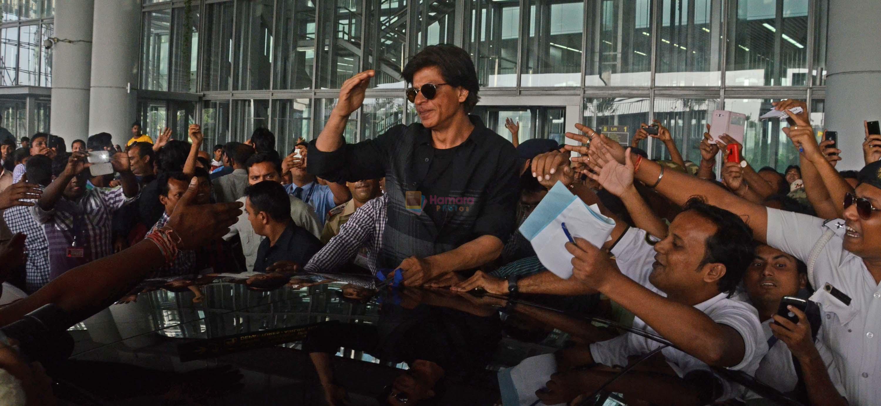 Shahrukh Khan mobbed at kolkatta airport on 29th Oct 2014
