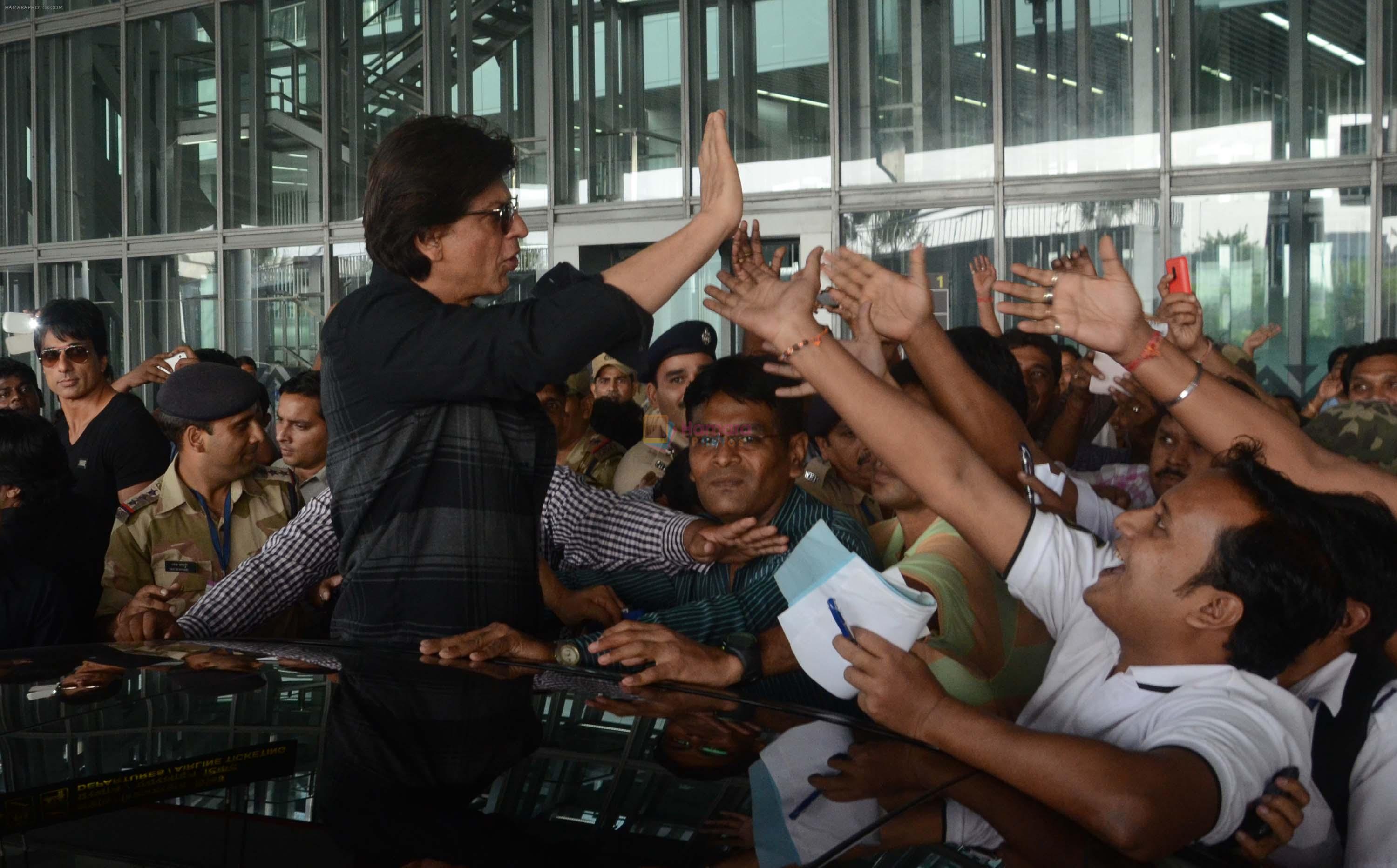 Shahrukh Khan mobbed at kolkatta airport on 29th Oct 2014