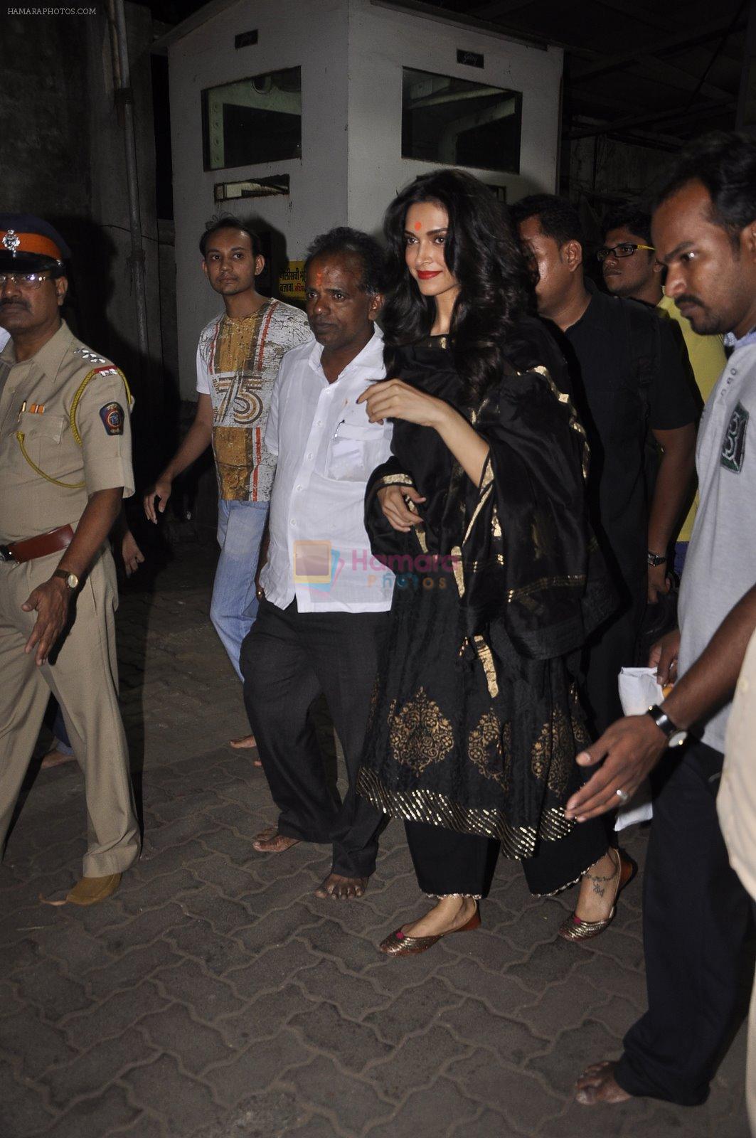 Deepika Padukone visits Siddhivinayak Temple in Mumbai on 1st Nov 2014