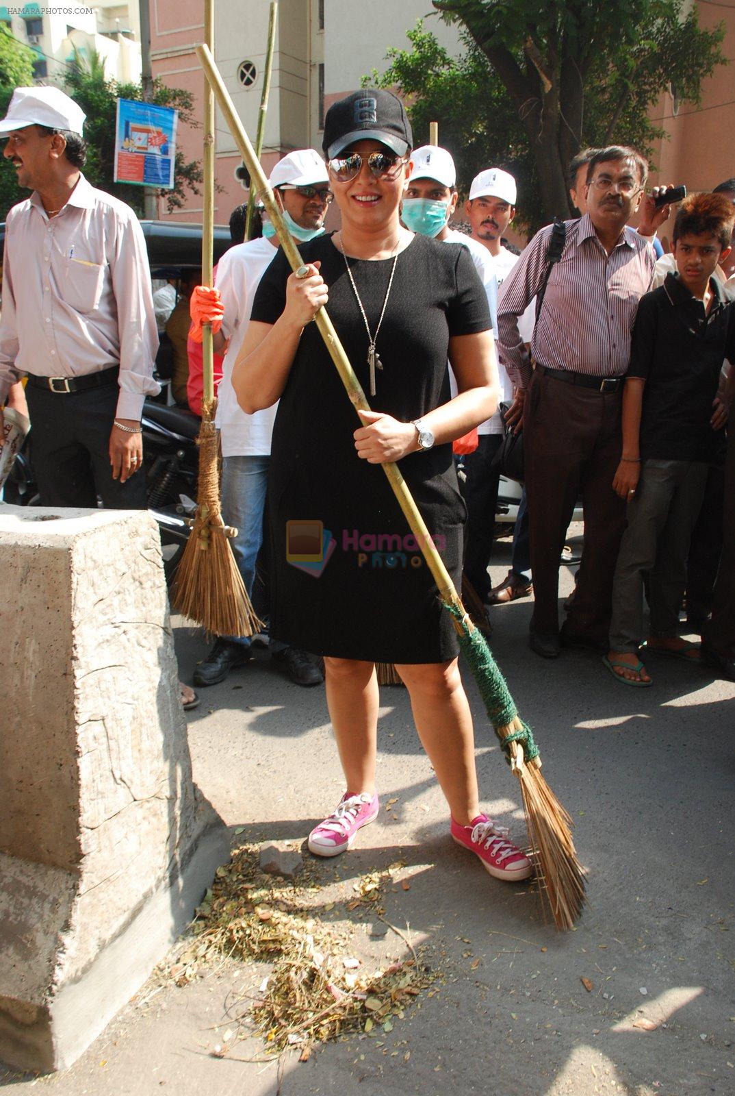 Mahima Chaudhry at cleanliness drive by Nahar Group in Powai on 2nd Nov 2014