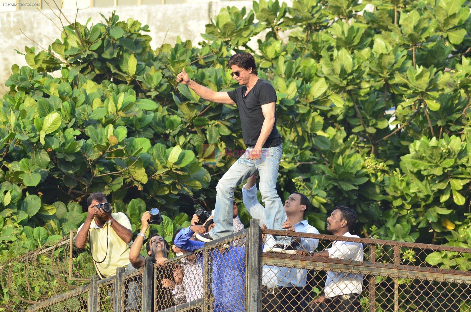 Shahrukh Khan celebrates bday with media in Mumbai on 2nd Nov 2014