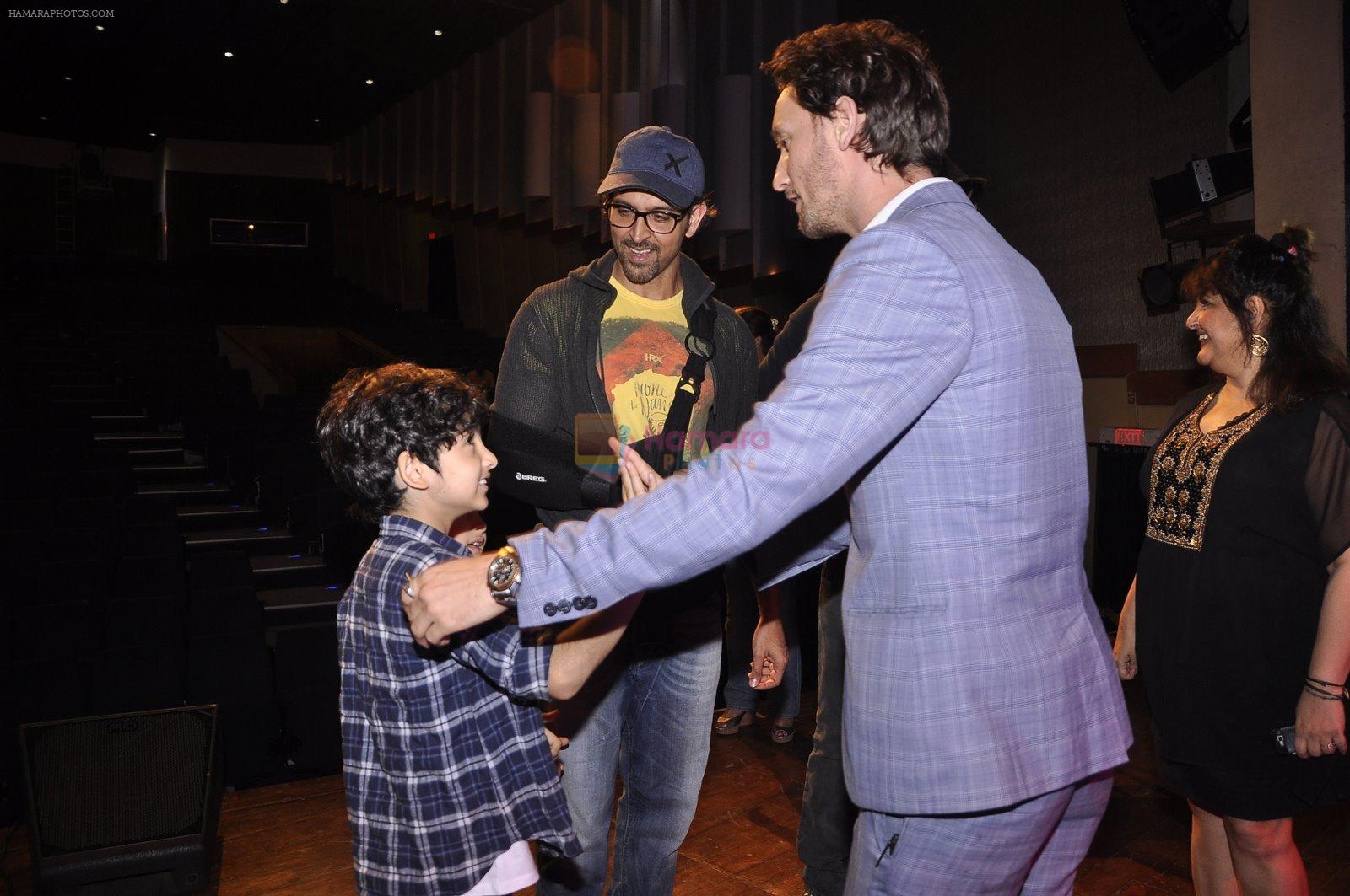 Hrithik Roshan with kids at Raell Padamsee's show by Lior Ruchard in St Andrews on 8th Nov 2014