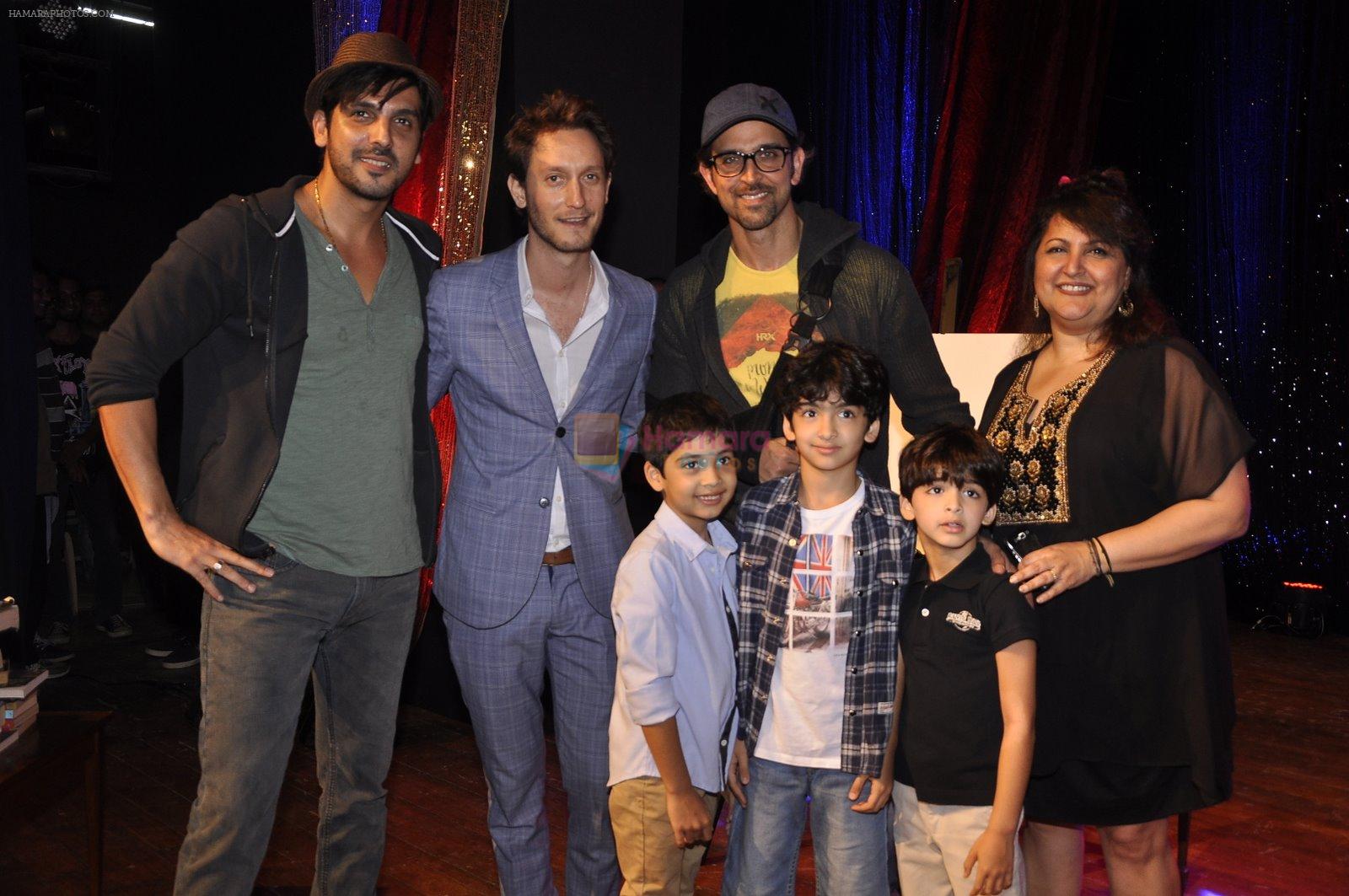 Zayed Khan, Hrithik Roshan with kids at Raell Padamsee's show by Lior Ruchard in St Andrews on 8th Nov 2014