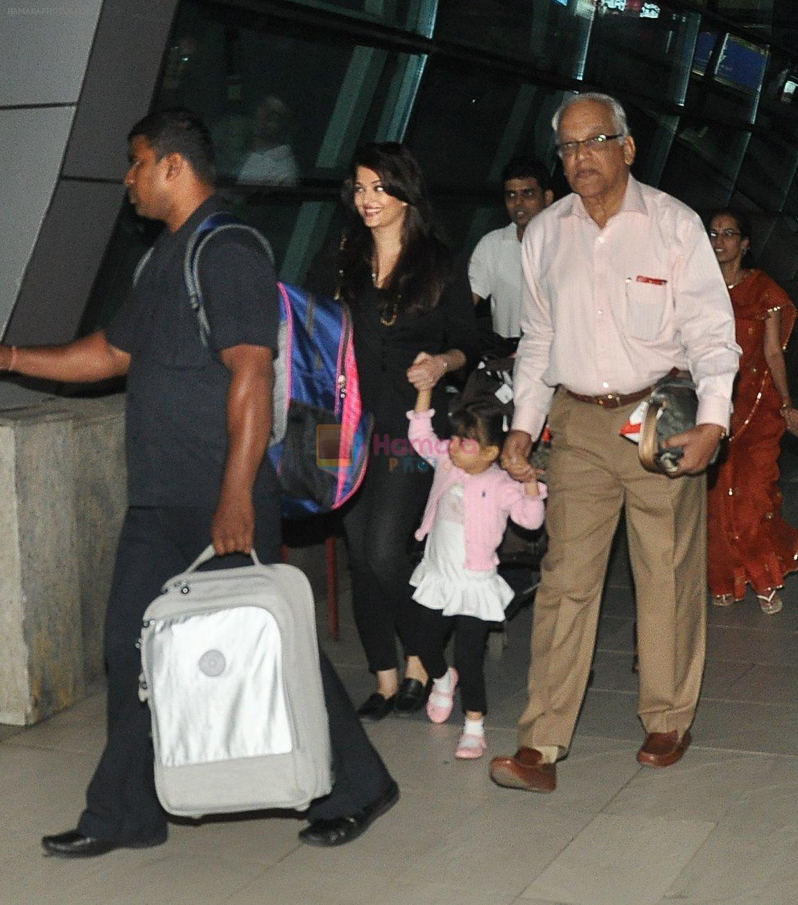 Aishwarya Rai Bachchan snapped at airport in Mumbai on 10th Nov 2014