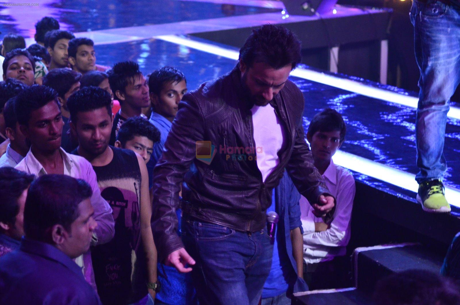 Saif Ali Khan promote Happy Ending on the sets of Raw Stars in Filmcity, Mumbai on 10th Nov 2014