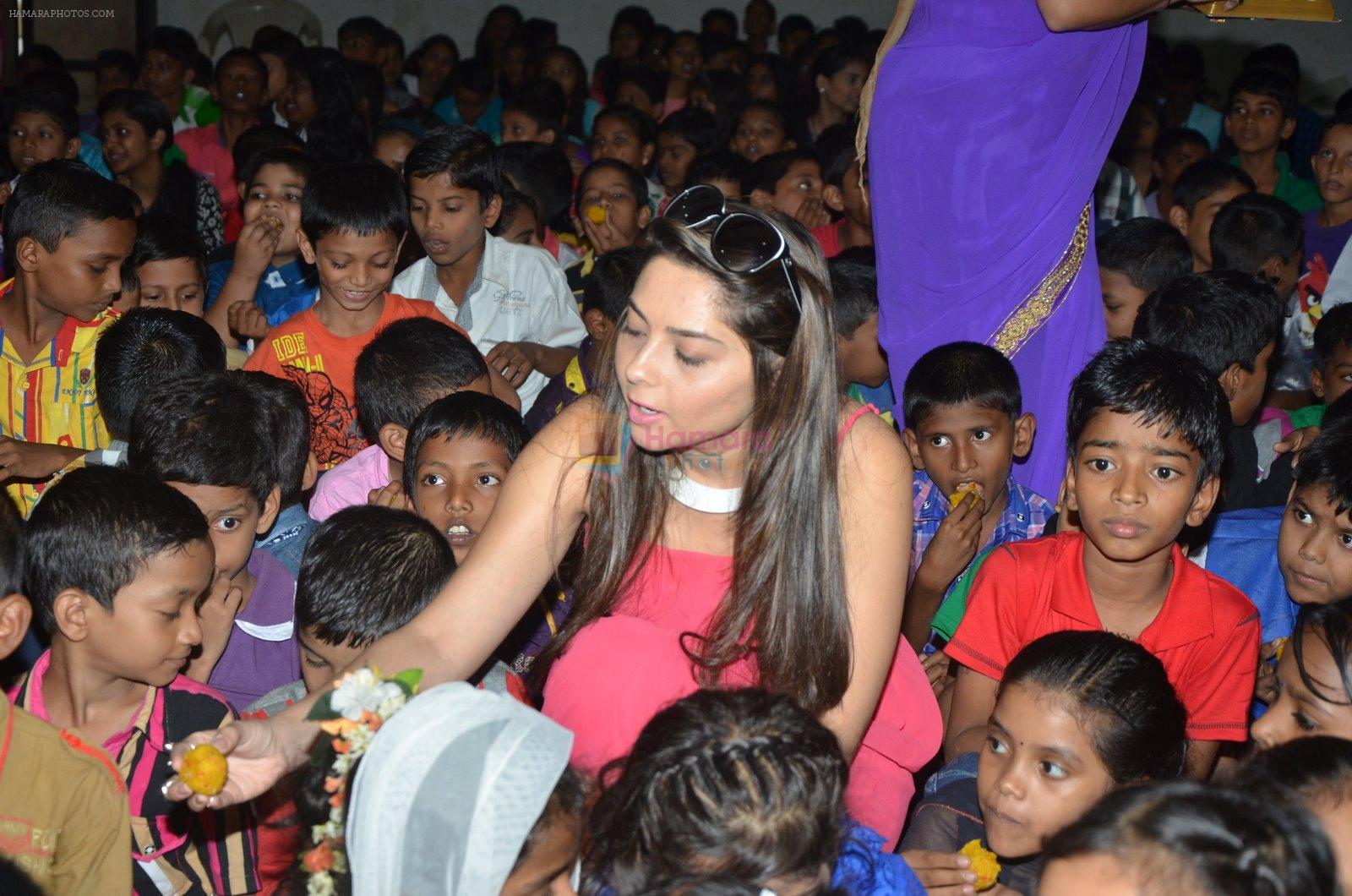 Sonalee Kulkarni at Childrens day in Andheri, Mumbai on 14th Nov 2014