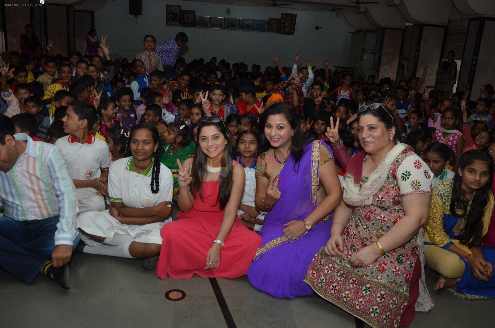 Sonalee Kulkarni at Childrens day in Andheri, Mumbai on 14th Nov 2014