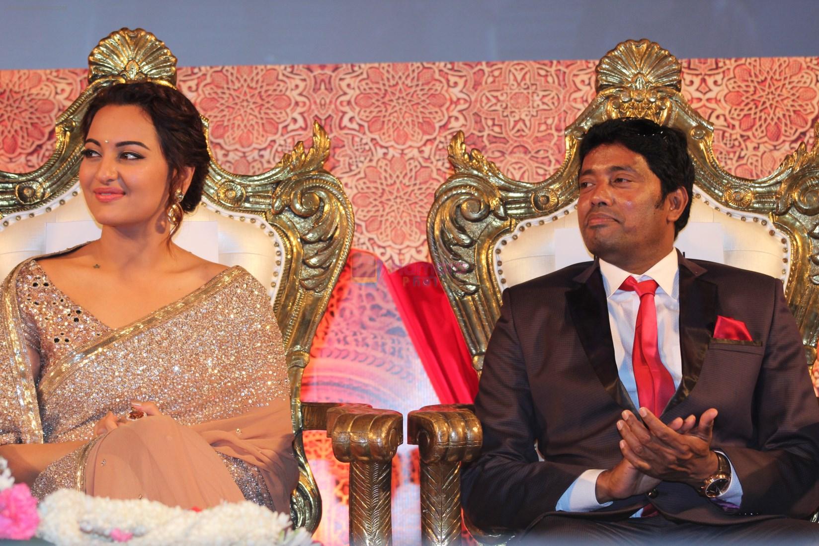 Sonakshi Sinha at Lingaa Movie Audio Launch in Mumbai on 16th Nov 2014