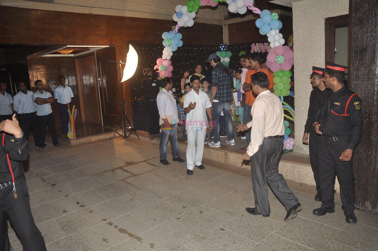 Hrithik Roshan at Aradhya's birthday bash in Juhu, Mumbai on 16th Nov 2014