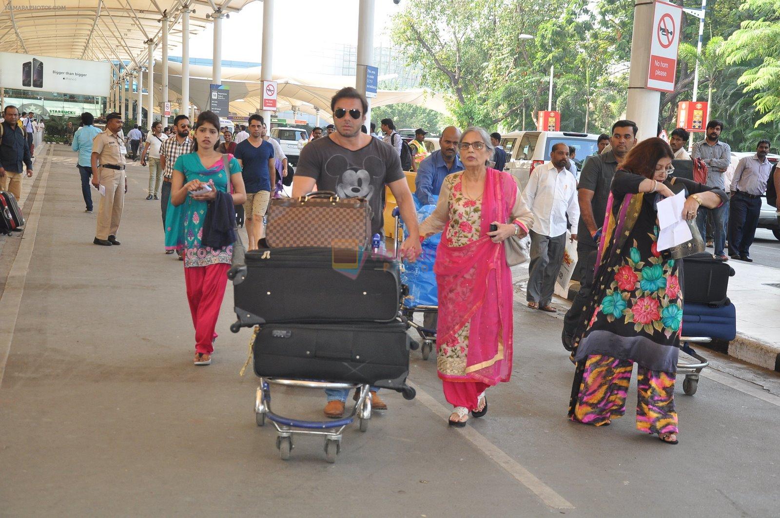 Sohail Khan snapped at airport in Mumbai on 17th Nov 2014