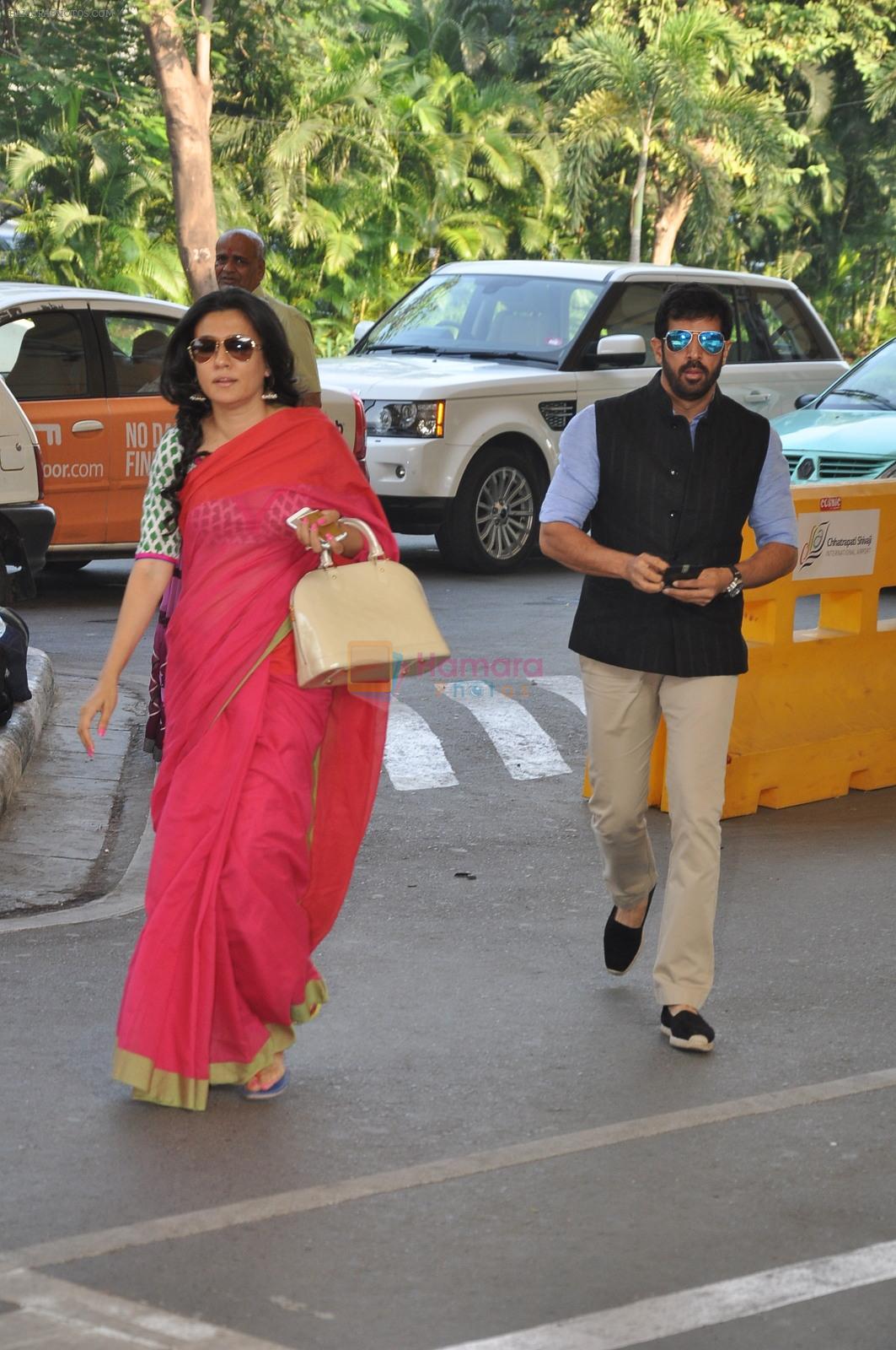 Mini Mathur, Kabir Khan leave for Arpita Khan's Wedding in Mumbai on 18th Nov 2014