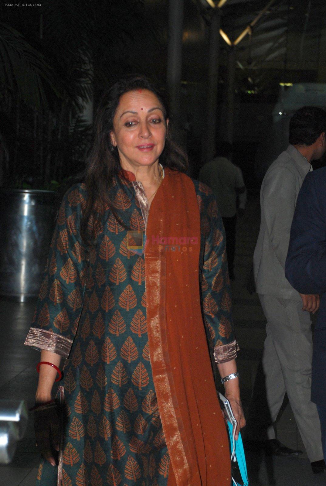 Hema Malini snapped at Airport in Mumbai on 18th Nov 2014