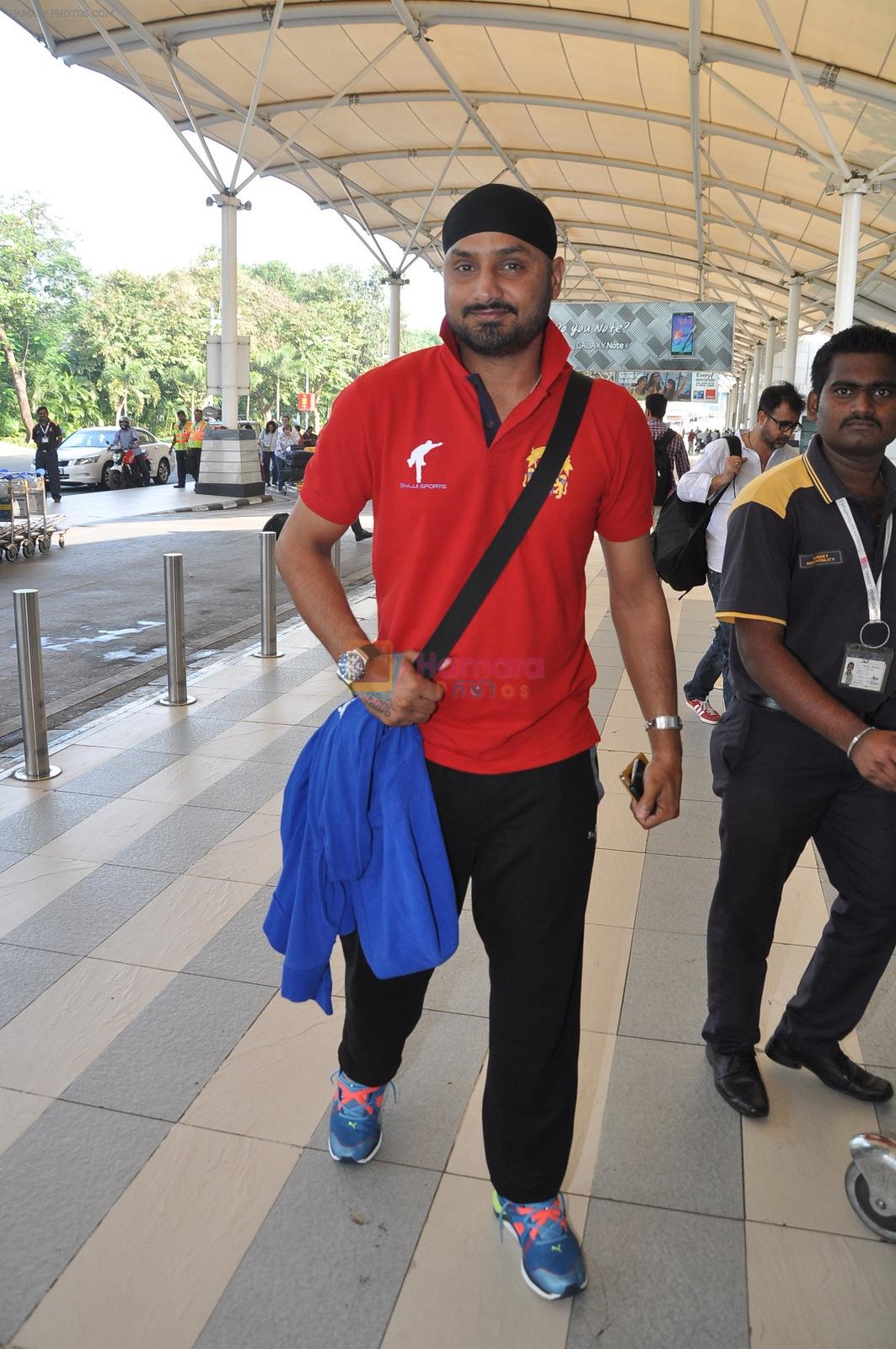Harbhajan Singh snapped at Airport on 18th Nov 2014