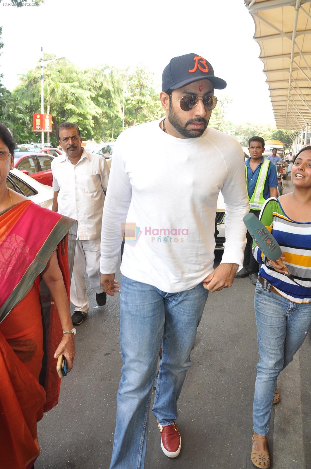 Abhishek Bachchan snapped at Airport on 18th Nov 2014