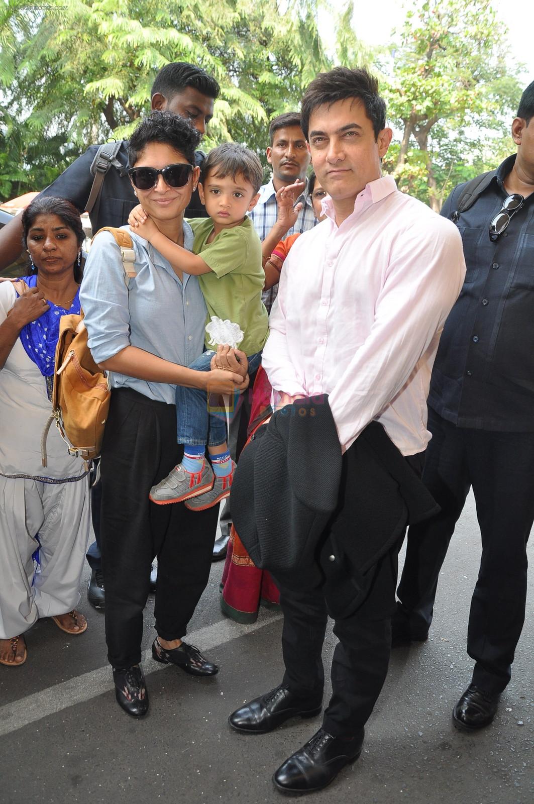 Aamir Khan, Kiran Rao leave for Arpita Khan's Wedding in Mumbai on 18th Nov 2014