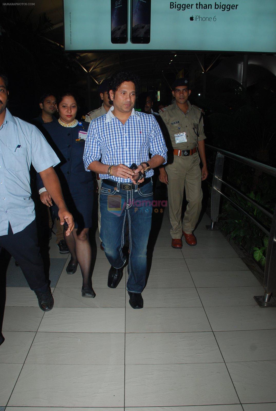 Sachin Tendulkar snapped at Airport in Mumbai on 18th Nov 2014