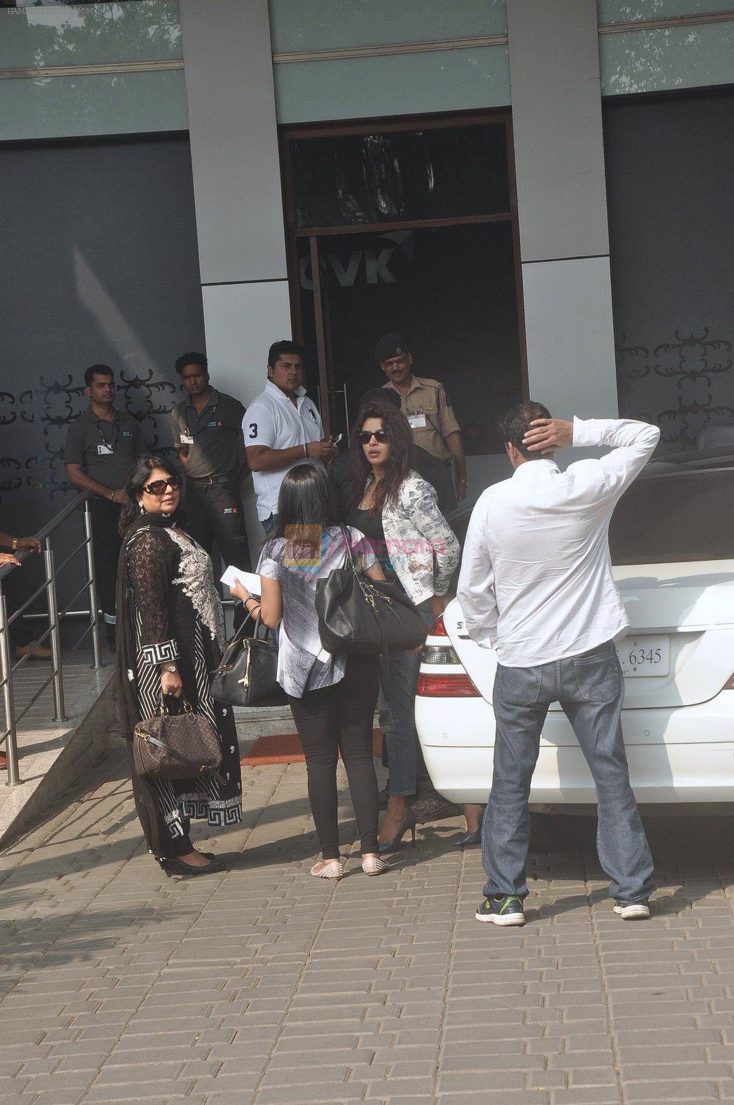 Priyanka Chopra snapped as she leaves for Arpita's wedding in Mumbai on 18th Nov 2014