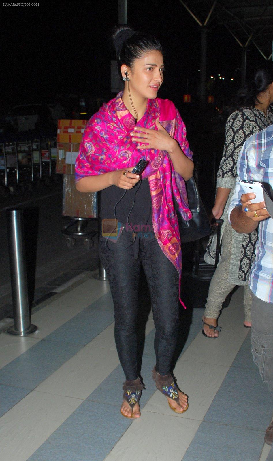 Shruti Hassan snapped at Airport in Mumbai on 18th Nov 2014