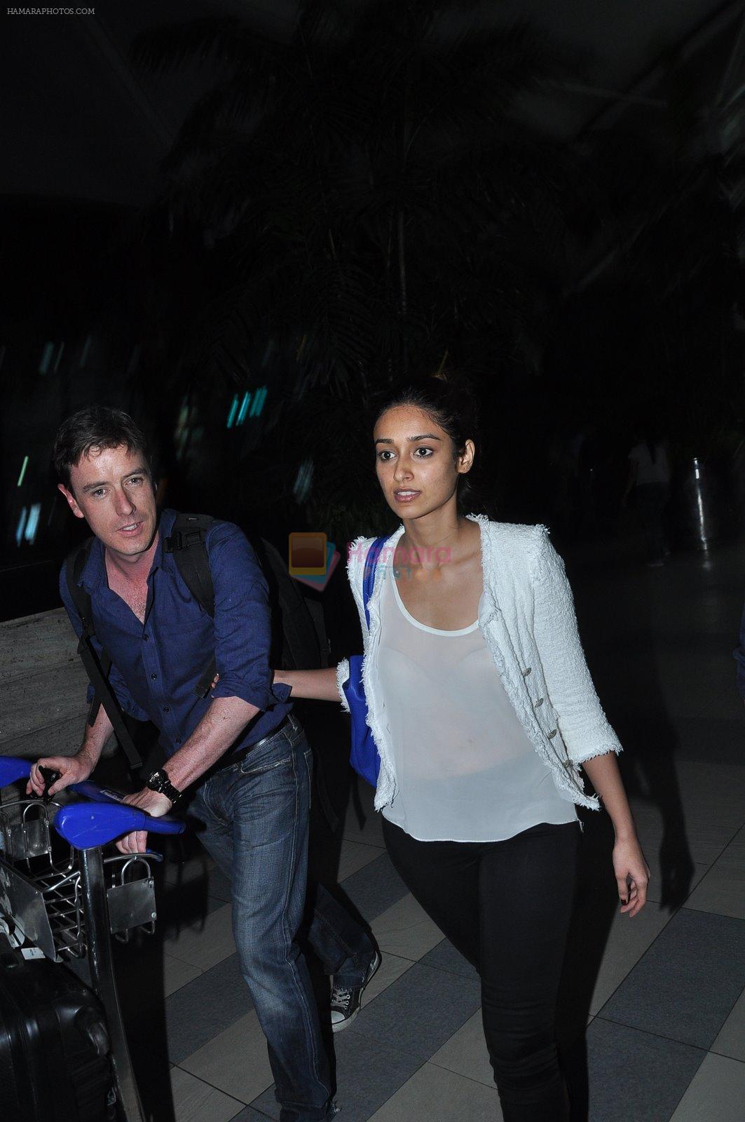 Ileana D'Cruz snapped in Mumbai Airport on 21st Nov 2014