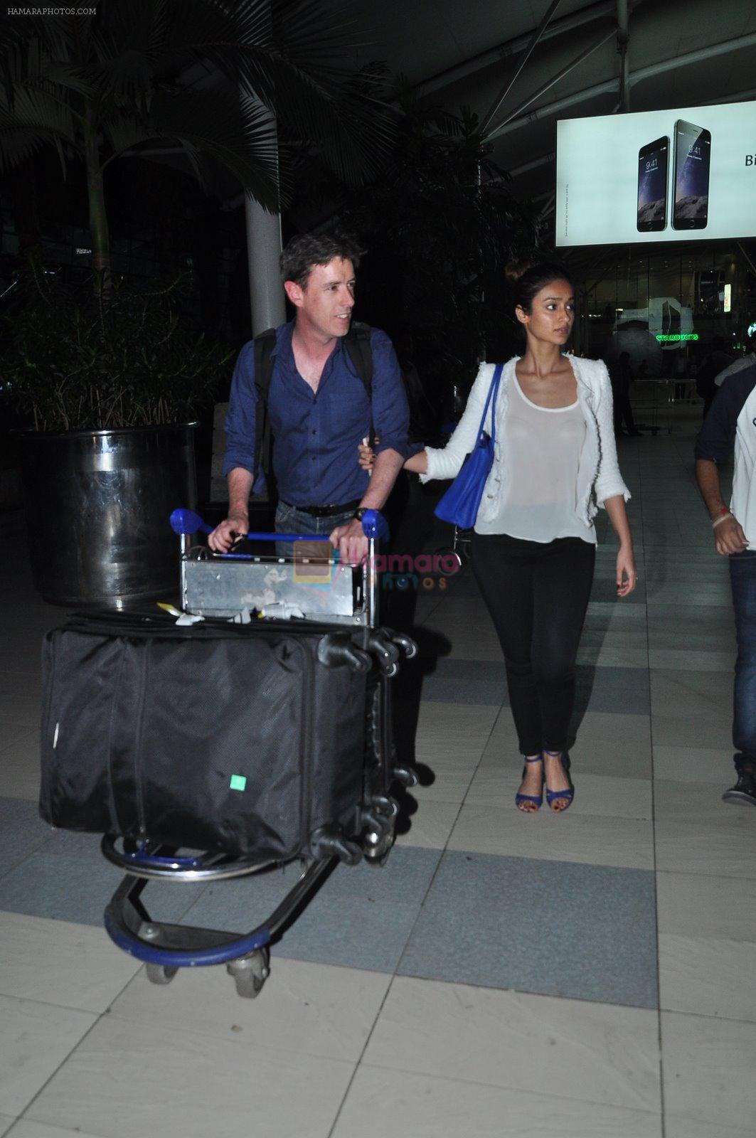 Ileana D'Cruz snapped in Mumbai Airport on 21st Nov 2014