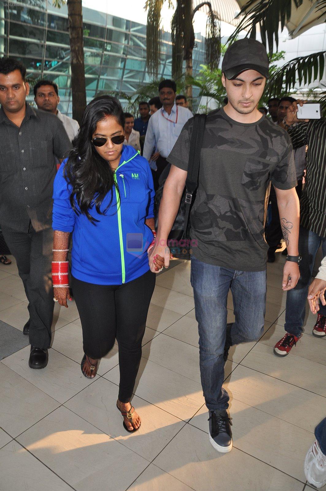 Arpita Khan returns post wedding in Mumbai on 21st Nov 2014