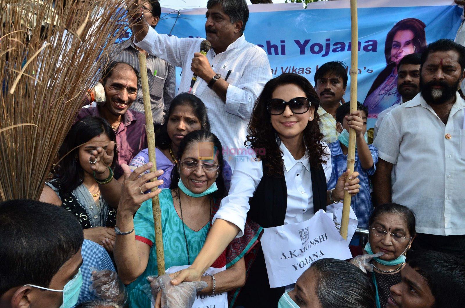 Juhi Chawla at cleanliness drive in Mumbai on 20th Nov 2014