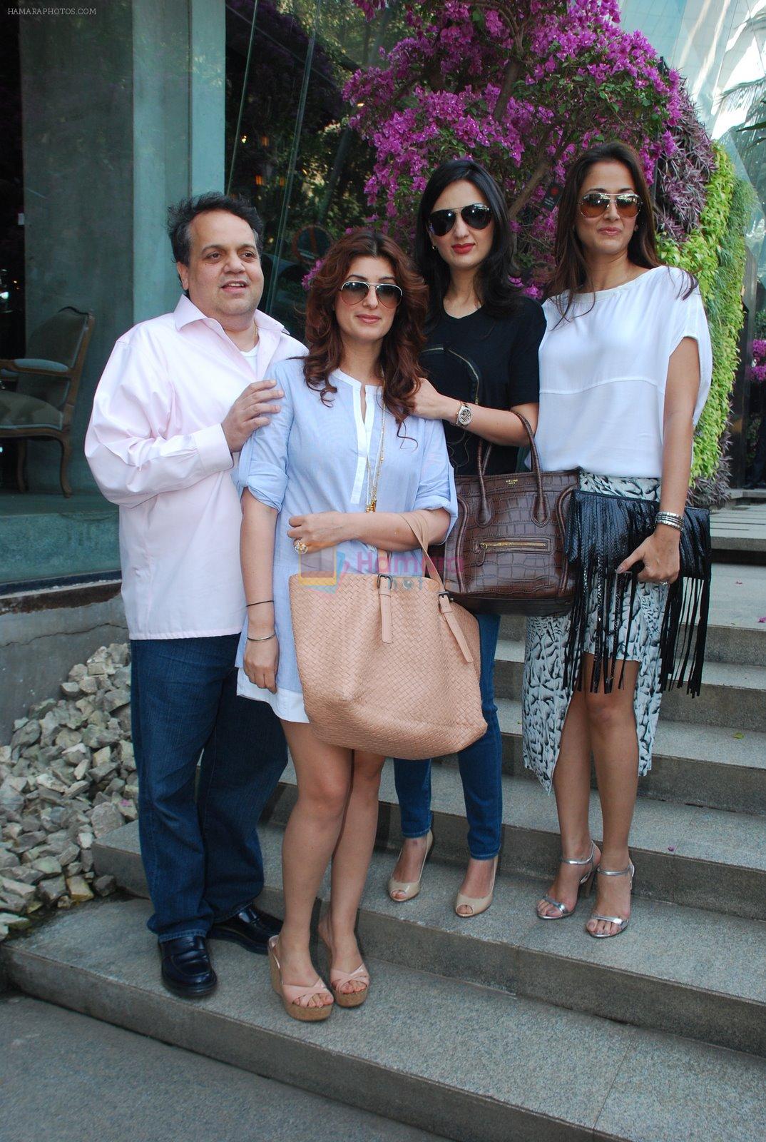 Gyarti Oberoi, Twinkle Khanna, Anu Deewan at Susanne Khan's The Charcoal Project new collection launch in Andheri, Mumbai on 24th Nov 2014