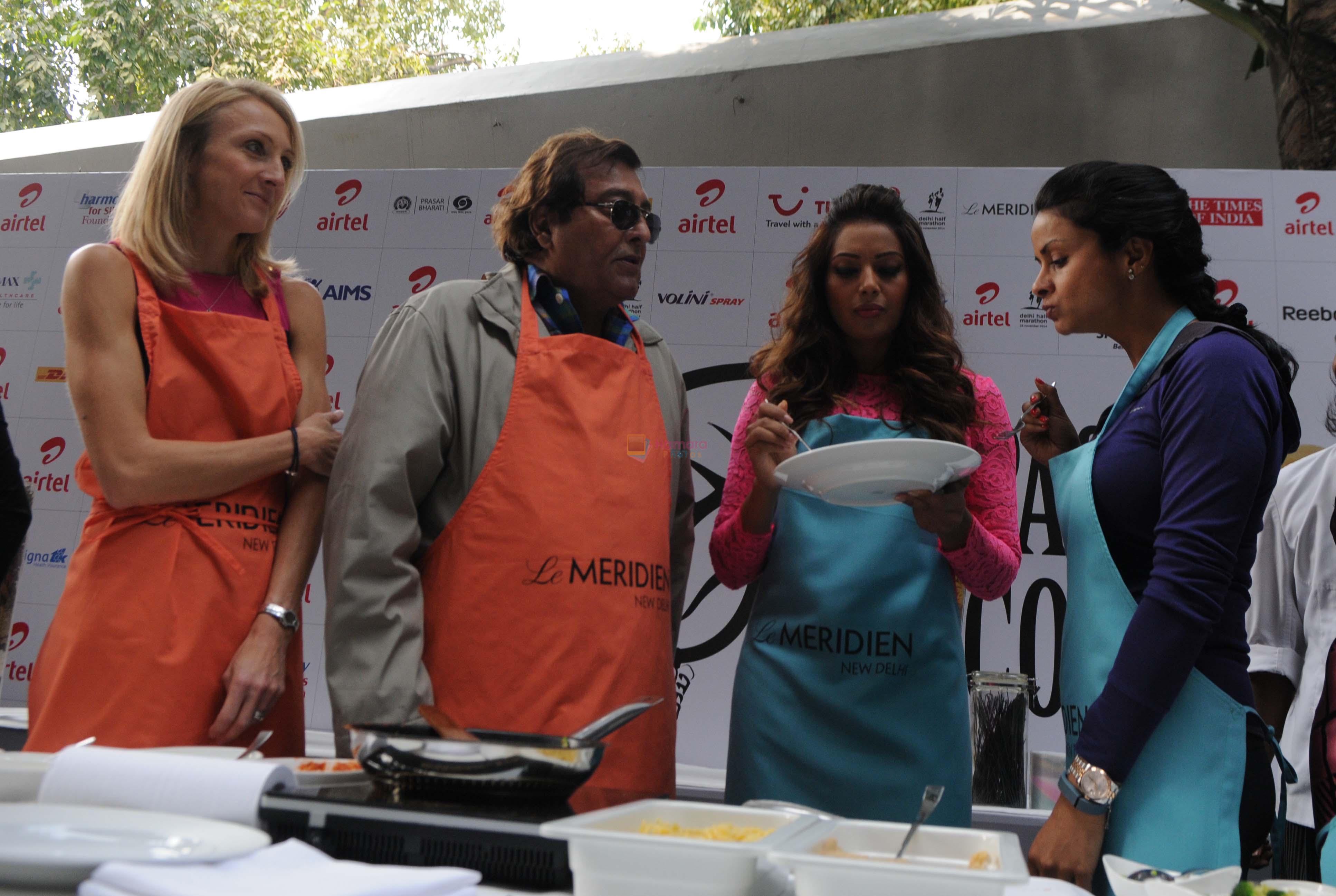 Bipasha Basu, Vinod Khanna and gul Panag at airtel delhi marathon pasta party in Mumbai on 22nd Nov 2014
