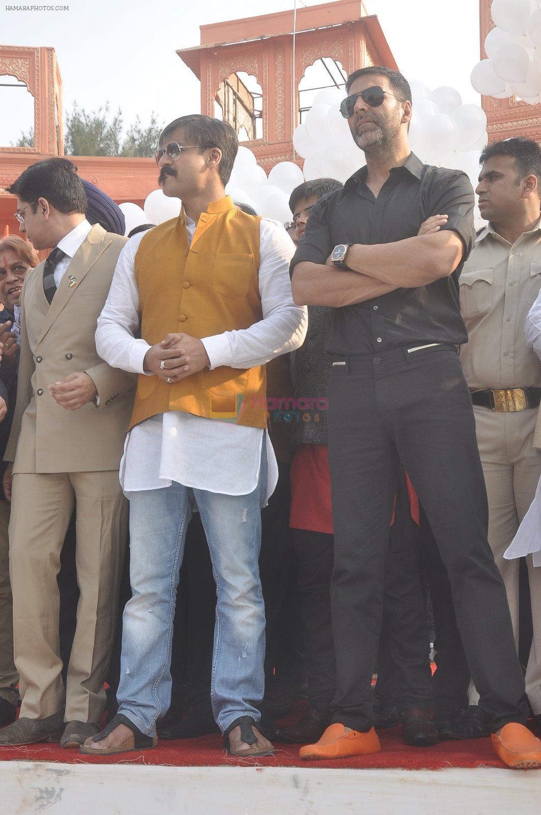 Akshay Kumar and Vivek Oberoi at 2611 honour event in Marine Lines on 23rd nov 2014
