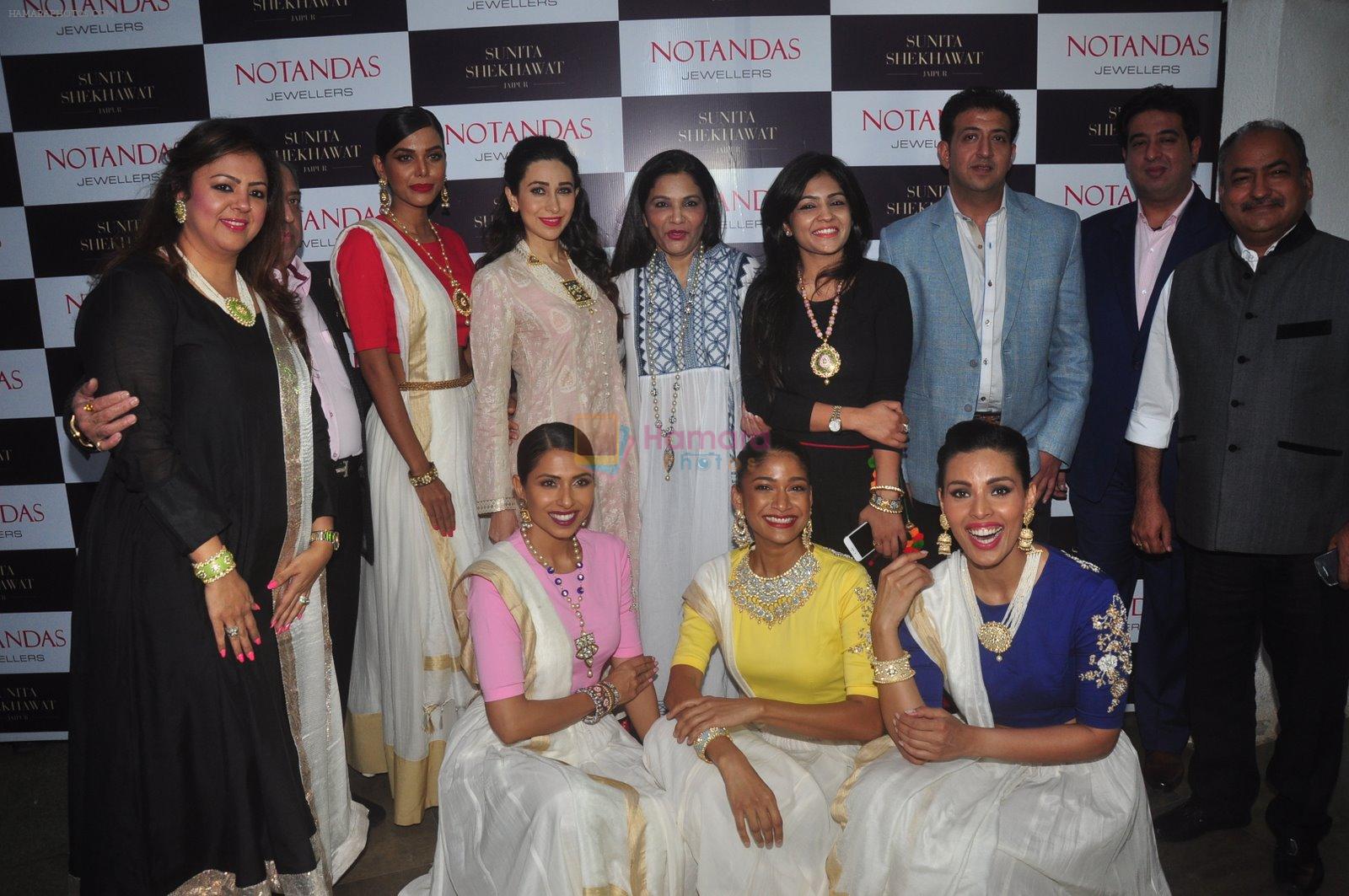 Karisma Kapoor at Notandas store in bandra, Mumbai on 27th Nov 2014