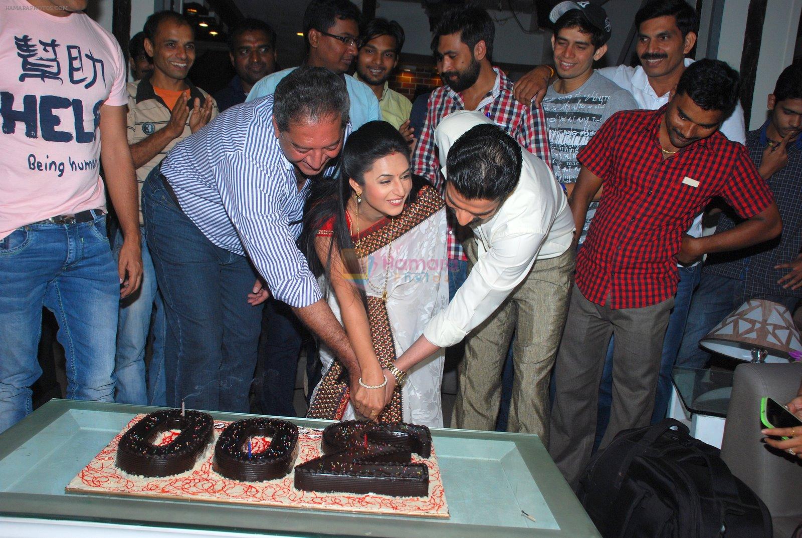 Divyanka Tripathi, Karan Patel at Yeh Hai Mohabbatein 300 episodes celebrations in Andheri, Mumbai on 28th Nov 2014
