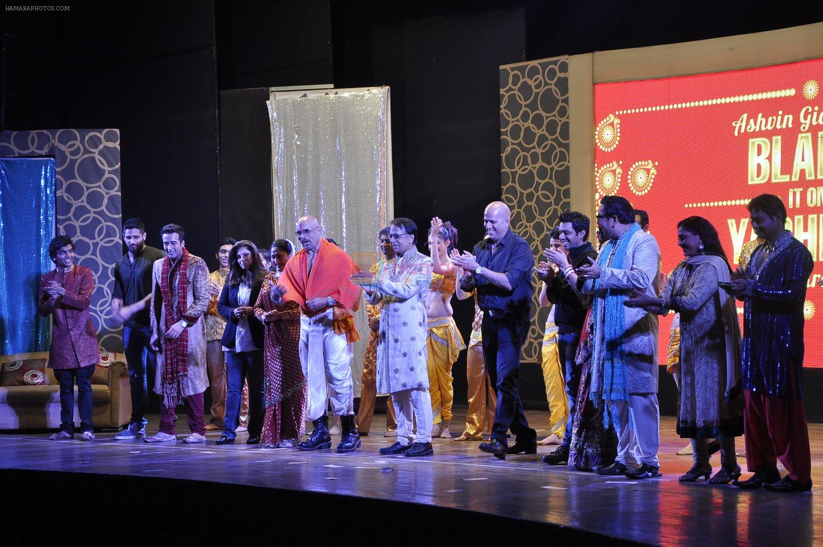 Sidharth Malhotra, Dimple Kapadia, Twinkle Khanna at Ashvin Gidwani's Blame it on Yashraj show in Bhaidas on 29th Nov 2014