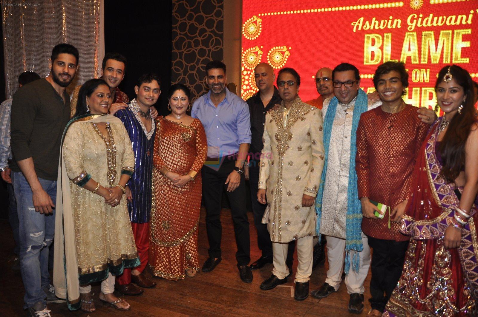 Sidharth Malhotra, Dimple Kapadia, Twinkle Khanna, Akshay Kumar at Ashvin Gidwani's Blame it on Yashraj show in Bhaidas on 29th Nov 2014