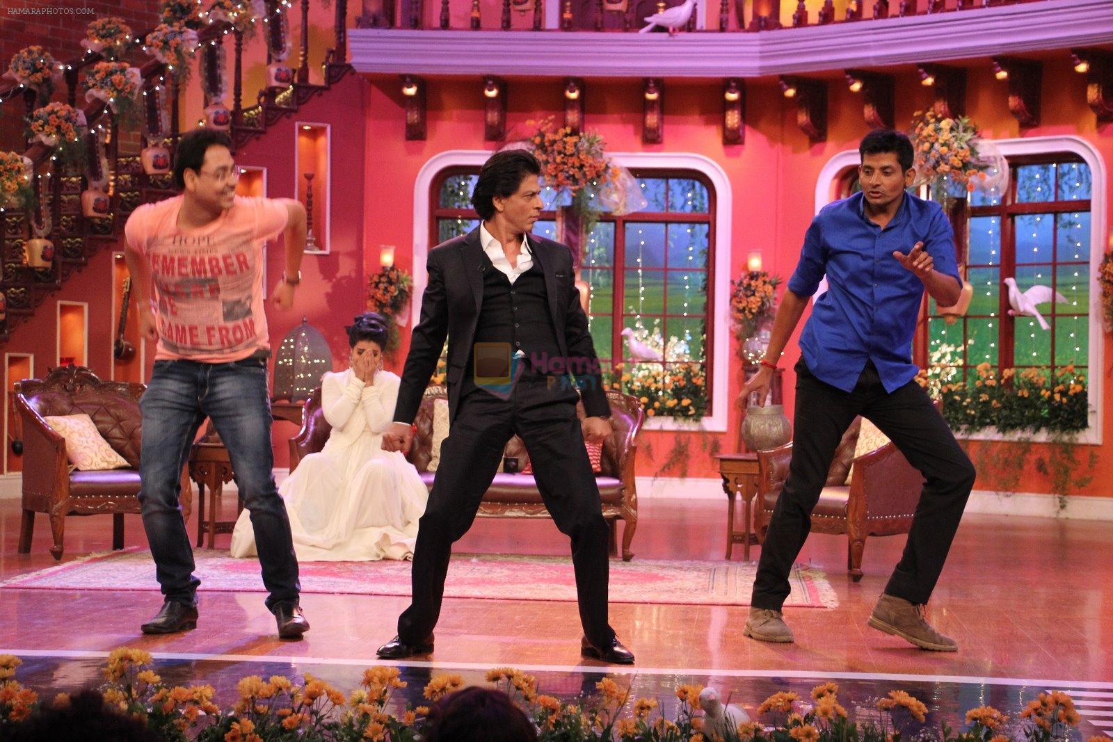 Shahrukh Khan shaking a leg  on Mehndi laga ke with fans with DDLJ cast celebrates 1000th week on the sets of Comedy Nights With Kapil