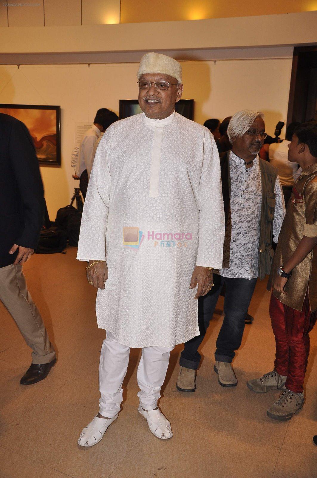 Kiran Shantaram at camel colours exhibition in Jehangir Art Gallery, Mumbai on 1st Dec 2014