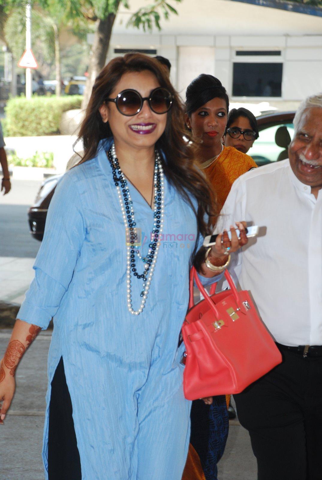 Rani Mukherjee snapped at airport  in Mumbai on 2nd dec 2014
